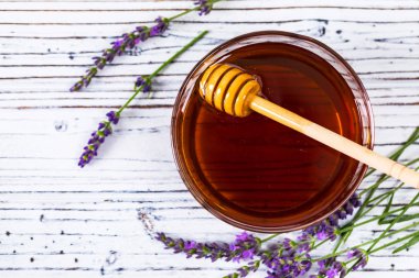 Lavanta çiçekli lavantalı bal. Seçici odak.