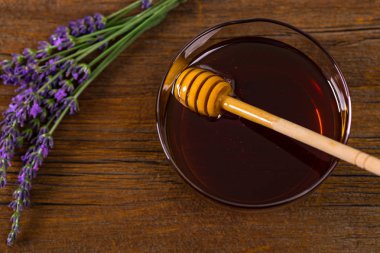 Lavanta çiçekli lavantalı bal. Seçici odak.