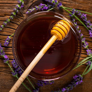 Lavanta çiçekli lavantalı bal. Seçici odak.