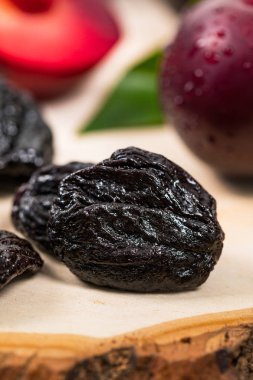 Kuru Erik, Kuru erik ve taze erik arka plan karıncalanmış. Seçici odak.