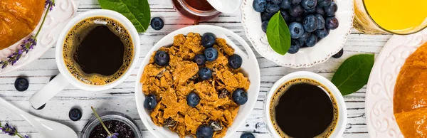 Kahve. Continental kahvaltı croissants, tahıl ve meyve ile. Seçici odak.