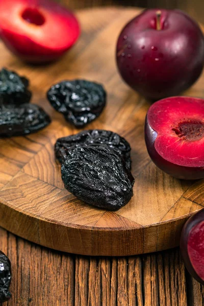 Kuru Erik, Kuru erik ve taze erik arka plan karıncalanmış. Seçici odak.