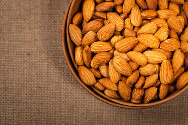 Badem fındık kase arka planda. Seçici odak.