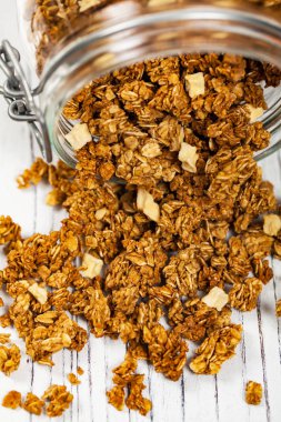 Elma tarçın Granola kahvaltı için. Seçici odak.