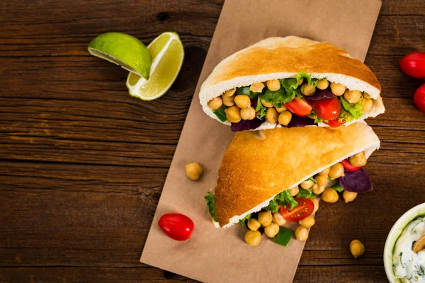 Veggie Pitas Med Garbanzo Bean Eller Chickpea Salad Selektiv Inriktning — Stockfoto