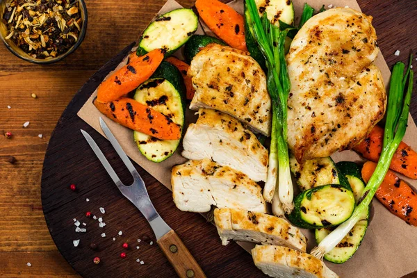 Grilled Chicken Breasts Grilled Vegetables Zucchini Carrot Selective Focus — Stock Photo, Image