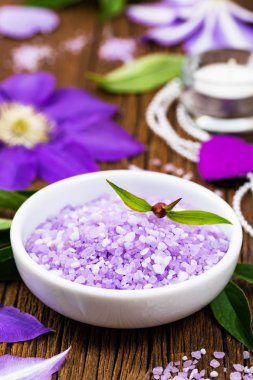 Mor akasma Spa Spa ve aromaterapi için tuz. Seçici odak.