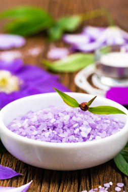 Mor akasma Spa Spa ve aromaterapi için tuz. Seçici odak.