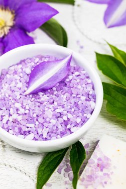 Mor akasma Spa Spa ve aromaterapi için tuz. Seçici odak.