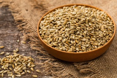 Kavrulmuş ayçiçeği çekirdekleri arka plan. Seçici odak.