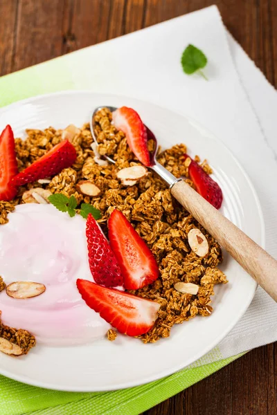 Aardbei Kaneel Granola Yoghurt Ontbijt Selectieve Aandacht — Stockfoto