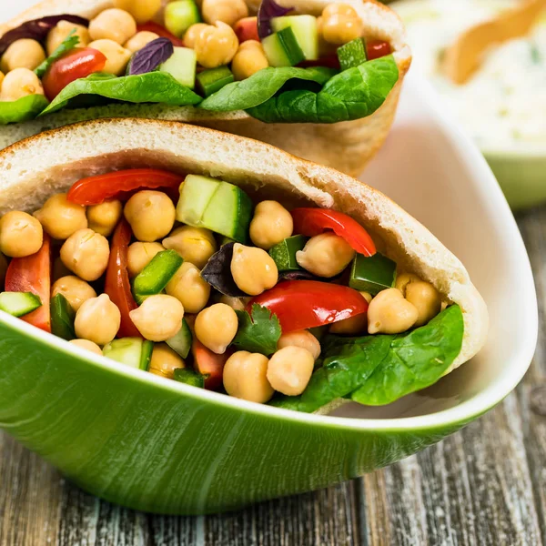 Veggie Pitas Med Garbanzo Bean Eller Chickpea Salad Selektiv Inriktning — Stockfoto