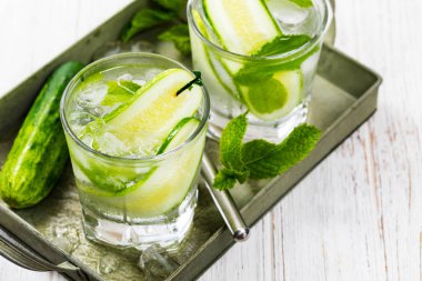 Salatalık Cin Kokteyli 'ni tazeliyorum. Seçici odak.