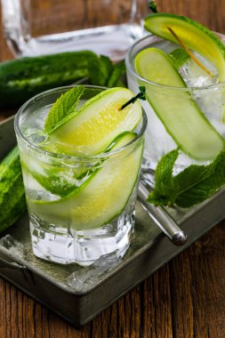 Salatalık Cin Kokteyli 'ni tazeliyorum. Seçici odak.