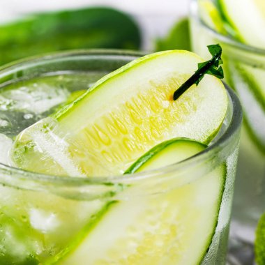 Salatalık Cin Kokteyli 'ni tazeliyorum. Seçici odak.