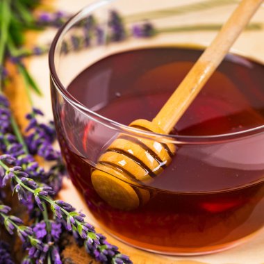 Lavanta çiçekli lavantalı bal. Seçici odak.