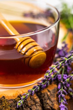 Lavanta çiçekli lavantalı bal. Seçici odak.