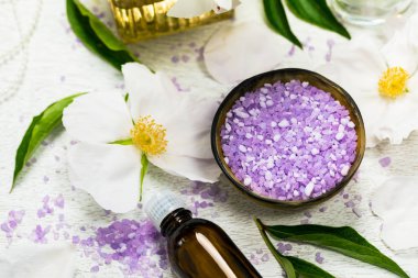 Spa ve aromaterapi için mor şakayık Rose banyo tuz karışımı. Seçici odak.