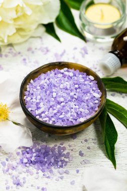 Spa ve aromaterapi için mor şakayık Rose banyo tuz karışımı. Seçici odak.