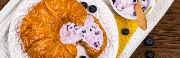 带蓝莓奶油干酪的羊角面包扩散 欧式早餐 选择性聚焦 — 图库照片