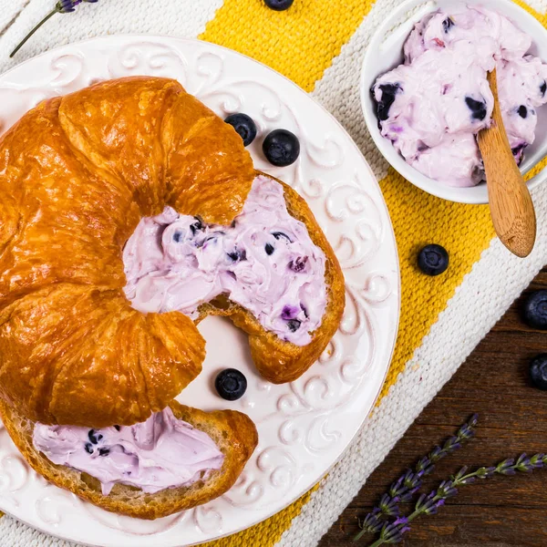 Croissants Met Blueberry Roomkaas Verspreiding Continentaal Ontbijt Selectieve Aandacht — Stockfoto