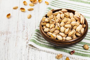 Deniz tuzu antepfıstığı kavrulmuş. Seçici odak.