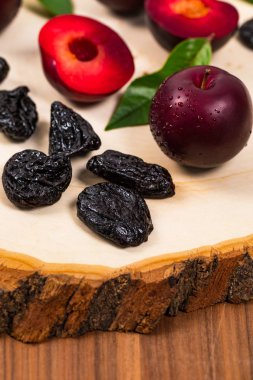 Kuru Erik, Kuru erik ve taze erik arka plan karıncalanmış. Seçici odak.