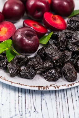 Kuru Erik, Kuru erik ve taze erik arka plan karıncalanmış. Seçici odak.