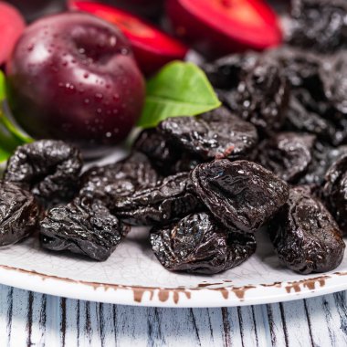 Kuru Erik, Kuru erik ve taze erik arka plan karıncalanmış. Seçici odak.