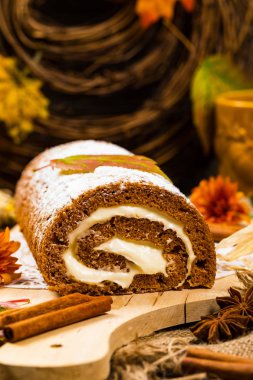 Kabak Cake krem peynir dolum ile rulo. Seçici odak.