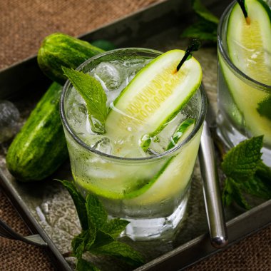 Salatalık Cin Kokteyli 'ni tazeliyorum. Seçici odak.