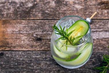 Salatalık detoks su arka plan. Seçici odak.