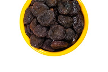 Beyaz bir arka plan üzerinde izole organik kuru kayısı. Seçici odak.