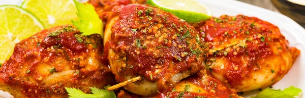 Tubos Calamar Rellenos Con Salsa Tomate Enfoque Selectivo — Foto de Stock