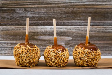 Ahşap zemin üzerine karamel elmalar. Seçici odak.