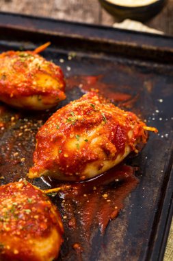 Domates soslu dolması kalamar kalamar tüpler. Seçici odak.