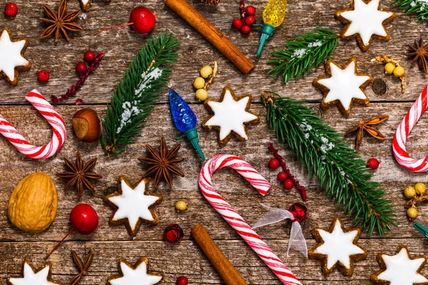 星のジンジャーブレッドのクッキーと木製の背景に休日の装飾クリスマスの背景 — ストック写真