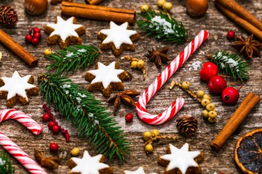Noel tatil yıldız Gingerbread çerezleri dekorasyon ahşap arka plan üzerinde arka plan. Seçici odak.