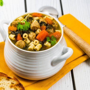 Köfte, havuç ve ıspanak tavuk suyu çorbası. Seçici odak. 