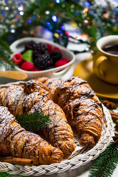 Κρουασάν Σοκολάτας Για Πρωινό Φόντο Χριστουγεννιάτικο Θέμα Επιλεκτική Εστίαση — Φωτογραφία Αρχείου