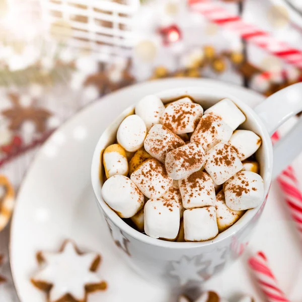 Kerstmis Nieuwjaar Achtergrond Ontbijt Met Croissants Warme Chocolademelk Met Marshmallows — Stockfoto