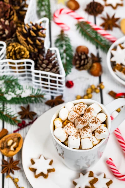 Kerstmis Nieuwjaar Achtergrond Ontbijt Met Croissants Warme Chocolademelk Met Marshmallows — Stockfoto