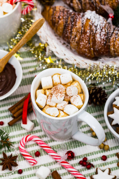 Рождество и Новый год на фоне горячего кокоса с зефиром. Селективный фокус
.