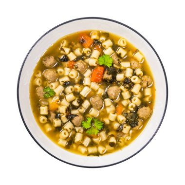 Köfte, havuç ve ıspanak tavuk suyu çorbası. Beyaz bir arka plan üzerinde izole. Seçici odak.