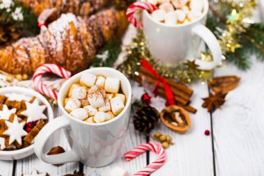 Noel ve yeni yıl arka plan ile sıcak kakao Marshmallows ile. Seçici odak.