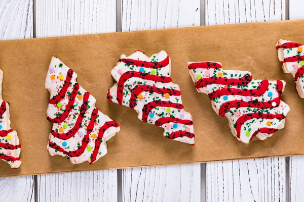 Weihnachtsbaumkuchen Auf Hölzernem Hintergrund Weihnachtlicher Hintergrund Selektiver Fokus — Stockfoto