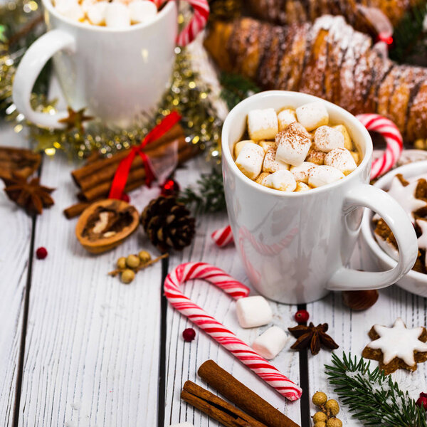 Рождество и Новый год на фоне горячего кокоса с зефиром. Селективный фокус
.