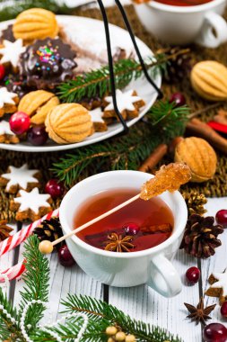 Noel tatil çay saati. Tarçın, anason ve bal ile kış sıcak baharatlı çay fincan. Seçici odak.
