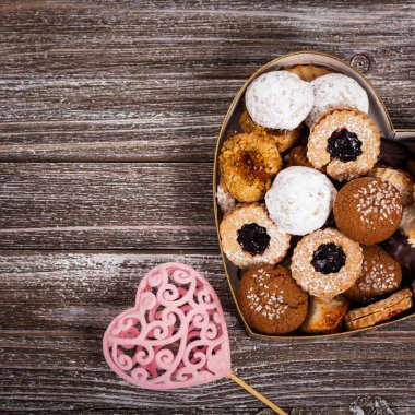 Sevgiliye arka plan çeşitli tanımlama bilgileri ile. Seçici odak.