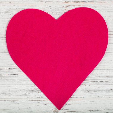 Sevgiliye arka plan kartı ahşap arka plan üzerinde kumaş yürekleri. Seçici odak.